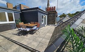 Cityscape Haven: 1 Bedroom Apartment With Terrace And City View