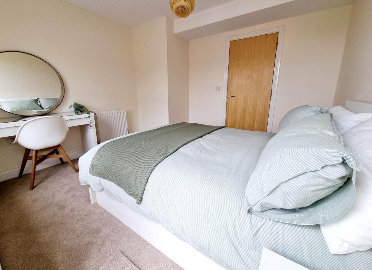 Cityscape Haven: 1 Bedroom Apartment With Terrace And City View Bournemouth Exterior photo