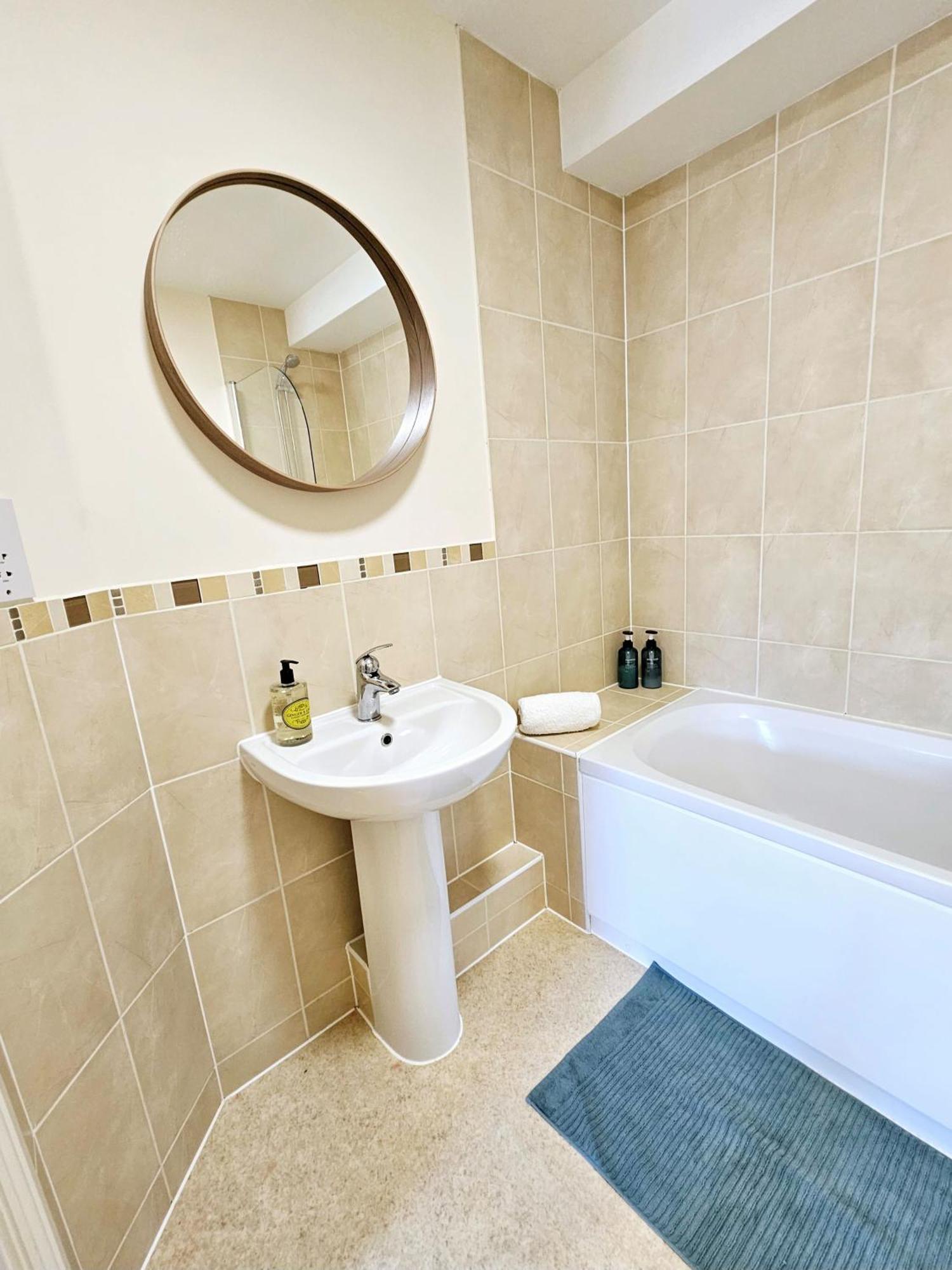 Cityscape Haven: 1 Bedroom Apartment With Terrace And City View Bournemouth Exterior photo